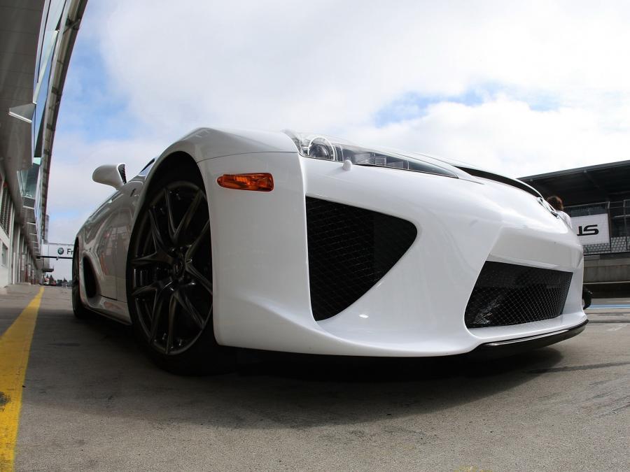  Lexus LF-A 2010 года  (фото 9 из 213)
